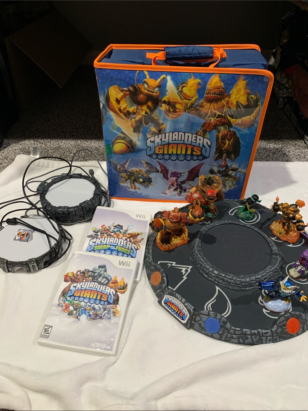 Skylanders Giants Starter Kit with Orange & Blue Carrying Case